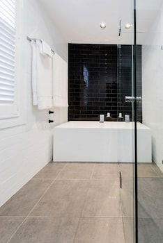 Bespoke On Main - New Castle Holiday 0