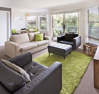 Caribou 3 - Modern  spacious with views over Lake Jindabyne - New Castle Holiday