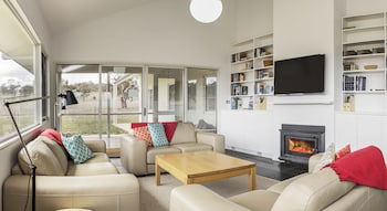 Manna Tree Farm -modern Home With Majestic Views In Stunning Countryside - New Castle Holiday 1
