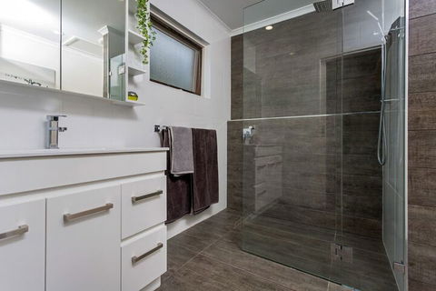 Ocean's 30 - Ultimate Beach Frontage - New Castle Holiday 3