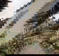 Beach Breeze Apartment - New Castle Holiday