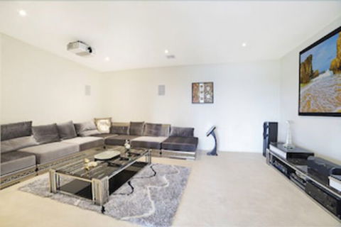 Jolong Park Clubhouse - New Castle Holiday 7
