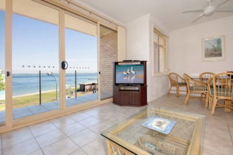 2 Bedroom Apartment Little Hut Unit 3 20 Kurrawa Close - New Castle Holiday 0