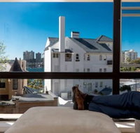 Couples Gateway in Sunny Elizabeth Bay - New Castle Holiday