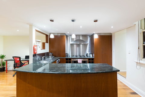 HELENA, 2BDR Fitzroy House - New Castle Holiday 5