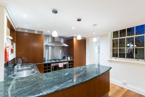 HELENA, 2BDR Fitzroy House - New Castle Holiday 6