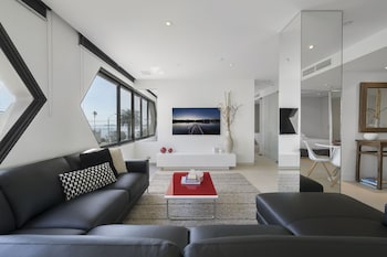 ELAINE, 2BDR St.Kilda Apartment - New Castle Holiday 0