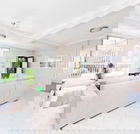 Magnolias at Fingal Bay - New Castle Holiday