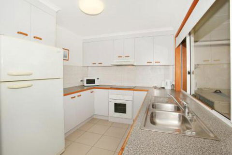 2 Eastern Court Mount Coolum 400 DOLLAR BOND Pet Friendly LINEN INCLUDED - New Castle Holiday 5