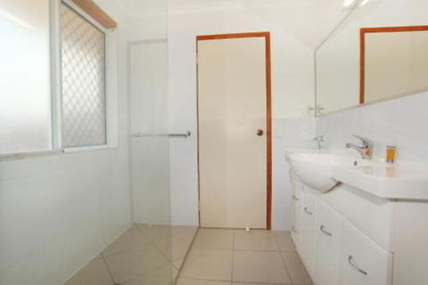 2 Eastern Court Mount Coolum 400 DOLLAR BOND Pet Friendly LINEN INCLUDED - New Castle Holiday 0