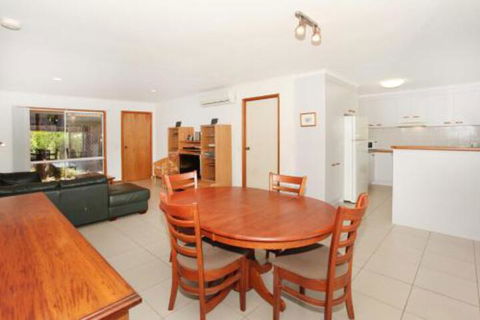 2 Eastern Court Mount Coolum 400 DOLLAR BOND Pet Friendly LINEN INCLUDED - New Castle Holiday 6