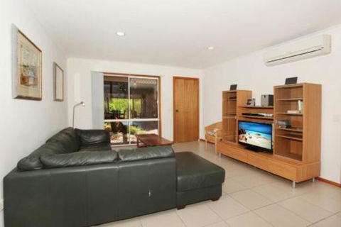 2 Eastern Court Mount Coolum 400 DOLLAR BOND Pet Friendly LINEN INCLUDED - New Castle Holiday 1
