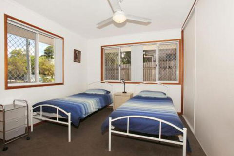 2 Eastern Court Mount Coolum 400 DOLLAR BOND Pet Friendly LINEN INCLUDED - New Castle Holiday 4