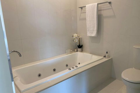 AmarÃ© Beachside Luxury - New Castle Holiday 6
