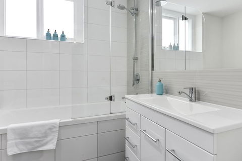 Trinity Hill Apartments - New Castle Holiday 2