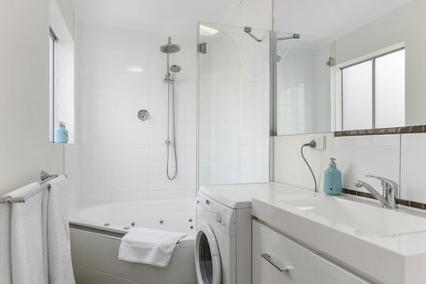 Trinity Hill Apartments - New Castle Holiday 5