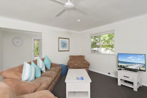 Box Beach Retreat 29 Essendene Road - New Castle Holiday 0