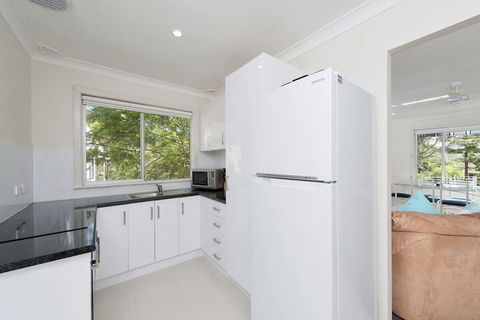 Box Beach Retreat 29 Essendene Road - New Castle Holiday 4