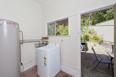 Box Beach Retreat 29 Essendene Road - New Castle Holiday 2