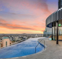 Stylish Resort Living in CBD - New Castle Holiday