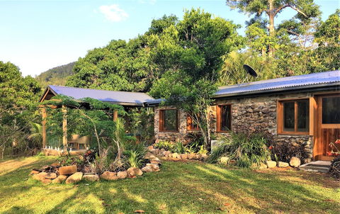 Palm Grove Rainforest Retreat - New Castle Holiday 1
