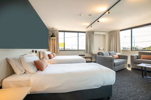 Nightcap At Chardons Corner Hotel - New Castle Holiday 6