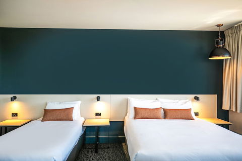 Nightcap At Chardons Corner Hotel - New Castle Holiday 1