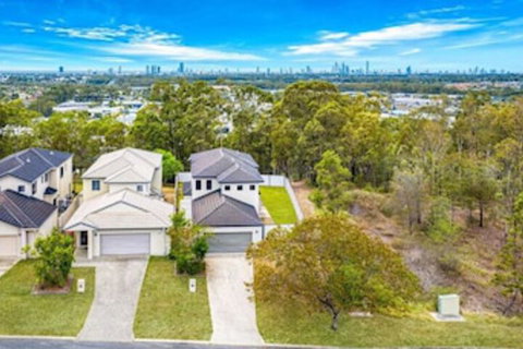 Central Gold Coast Large, Modern, Elevated Home - New Castle Holiday 1