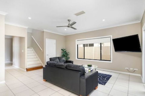 Central Gold Coast Large, Modern, Elevated Home - New Castle Holiday 6