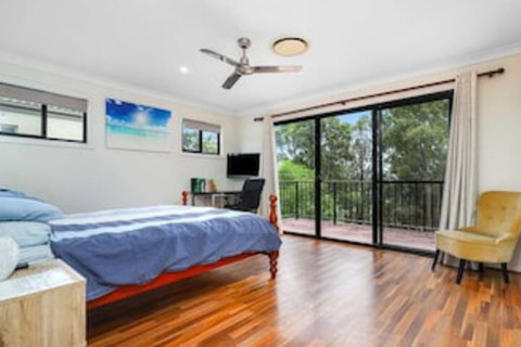 Central Gold Coast Large, Modern, Elevated Home - New Castle Holiday 5