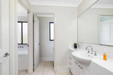 Central Gold Coast Large, Modern, Elevated Home - New Castle Holiday 4