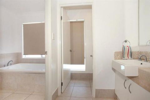3 Bauhinia Crescent Marcoola PET FRIENDLY LINEN SUPPLIED 500 BOND - New Castle Holiday 6