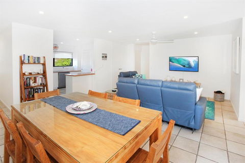 Unit 4 Cooltoro Court Coolum Beach - New Castle Holiday 2