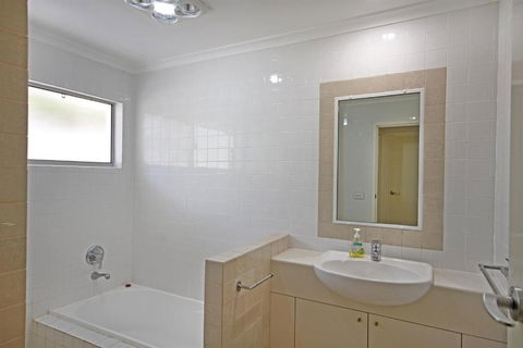 32 Barra Crescent Coolum Beach. Bond 500 FOXTEL WIFI Linen Supplied - New Castle Holiday 2