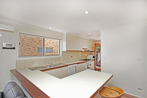 32 Barra Crescent Coolum Beach. Bond 500 FOXTEL WIFI Linen Supplied - New Castle Holiday 1