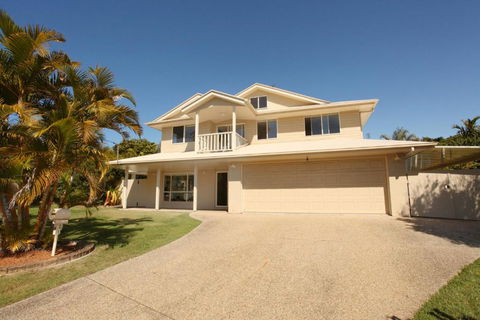11 Dalmor Court Coolum Beach Pet Friendly Linen Supplied 500 BOND - New Castle Holiday 1