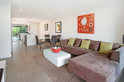 Back Of The Block Bulimba - New Castle Holiday 5