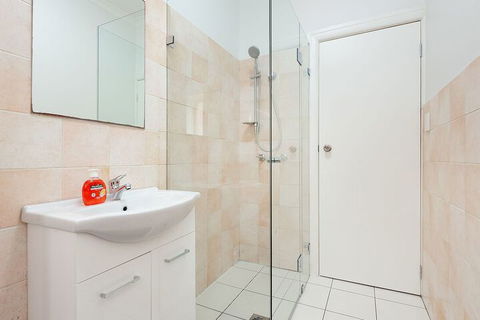 Newly Renovated Apt. Close To CBD Unit 1 - New Castle Holiday 4