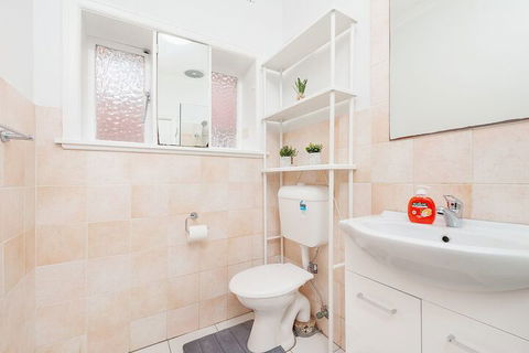 Newly Renovated Apt. Close To CBD Unit 1 - New Castle Holiday 3