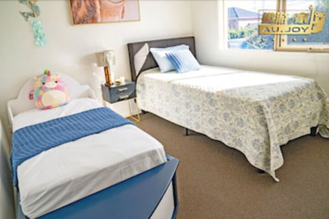AUJOY 4 Bed Townhouse Glen Waverley - New Castle Holiday 5