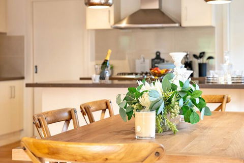 AUJOY 4 Bed Townhouse Glen Waverley - New Castle Holiday 4