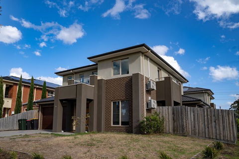 AUJOY 4 Bed Townhouse Glen Waverley - New Castle Holiday 1
