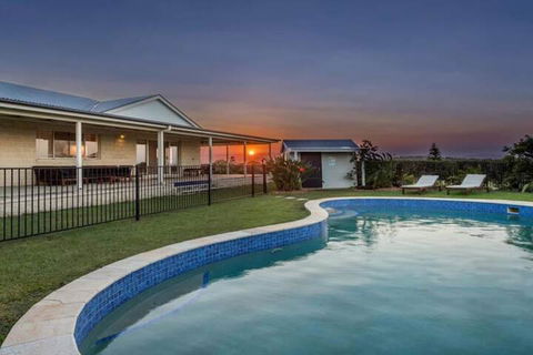 Your Luxury Escape Byron Sunset Breeze - New Castle Holiday 4