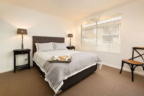 The Manhattan Central & Sophisticated - New Castle Holiday 4
