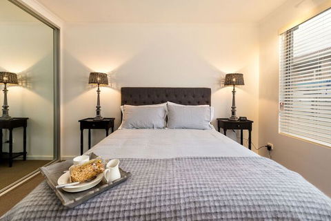 The Manhattan Central & Sophisticated - New Castle Holiday 5