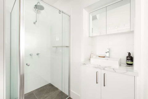 The Manhattan Central & Sophisticated - New Castle Holiday 6