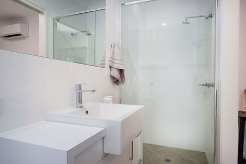Albury Yalandra Apartment 2 - New Castle Holiday 3