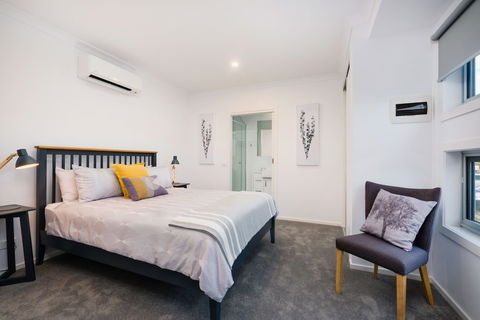 Albury Yalandra Apartment 2 - New Castle Holiday 2