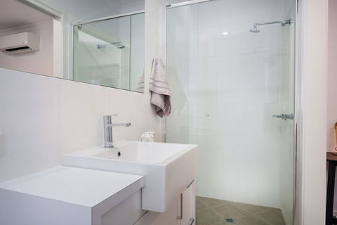 Albury Yalandra Apartment 1 - New Castle Holiday 3