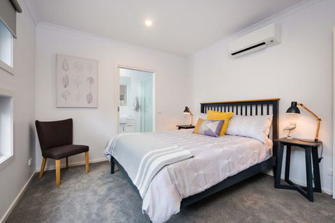 Albury Yalandra Apartment 1 - New Castle Holiday 2